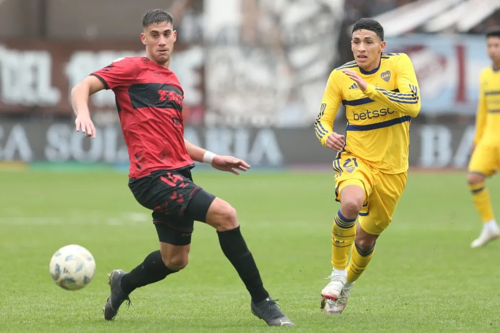 Equi Fernández en disputa de un balón con Leonel Picco (Getty)