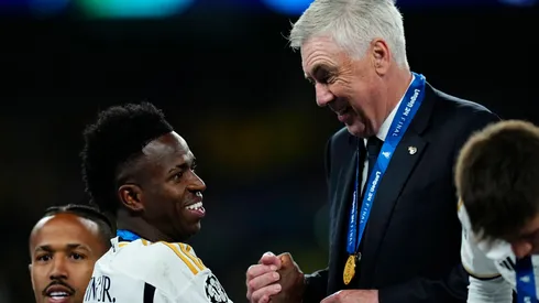 Ancelotti con Vinícius, durante la celebración del título de Real Madrid.