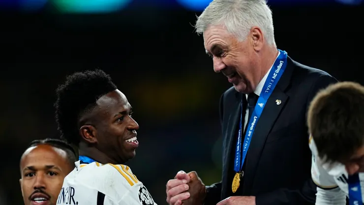 Ancelotti con Vinícius, durante la celebración del título de Real Madrid.