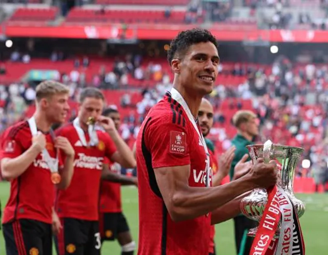 Raphael Varane cerró su etapa en el Manchester United ganando la FA Cup.
