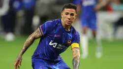 Enzo Fernández, con la cinta de capitán en el amistoso entre Chelsea y América.