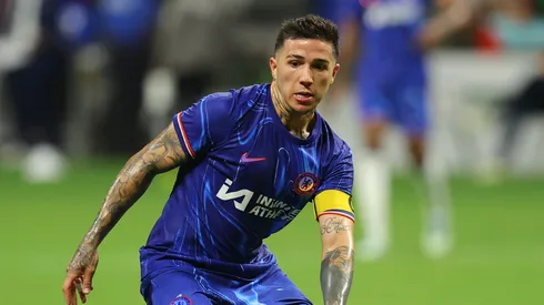 Enzo Fernández, con la cinta de capitán en el amistoso entre Chelsea y América.