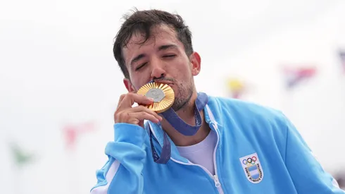 Maligno Torres con la medalla de oro.