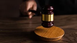 ¿Cuál es la diferencia entre veredicto, sentencia y condena en un juicio?