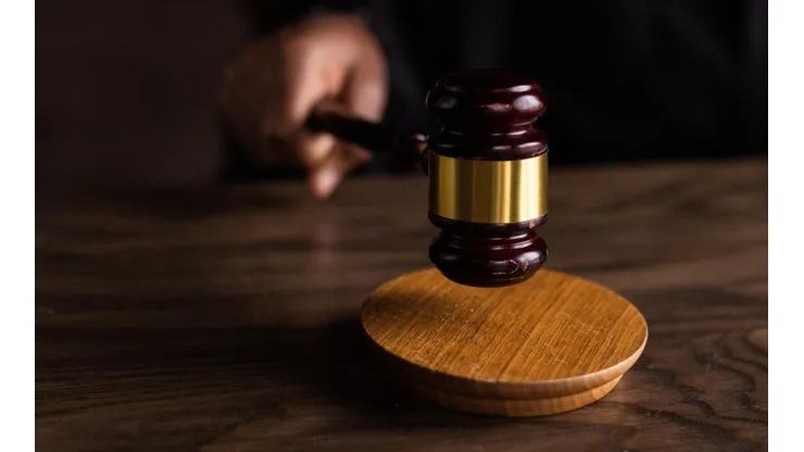¿Cuál es la diferencia entre veredicto, sentencia y condena en un juicio?