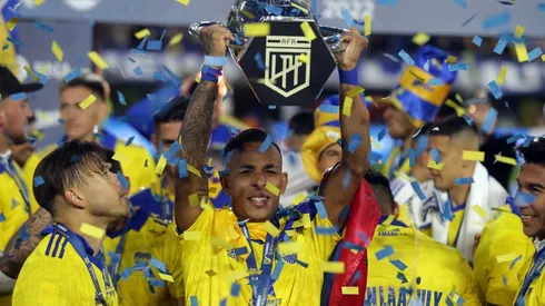 La inesperada oferta que llegó por Villa a tres días de la final con Racing