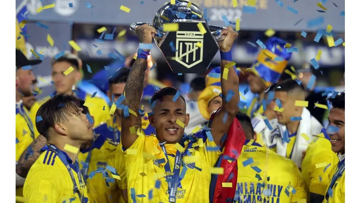 La inesperada oferta que llegó por Villa a tres días de la final con Racing