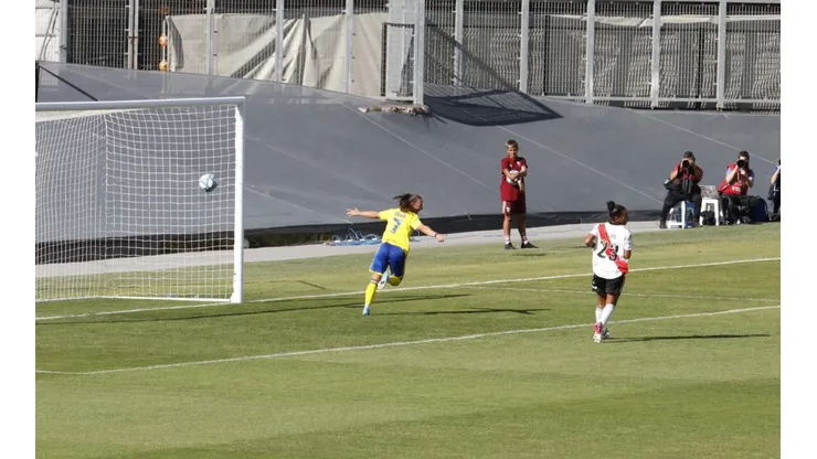 Amancay Urbani marcó el primer gol de la historia del fútbol femenino en el Monumental.