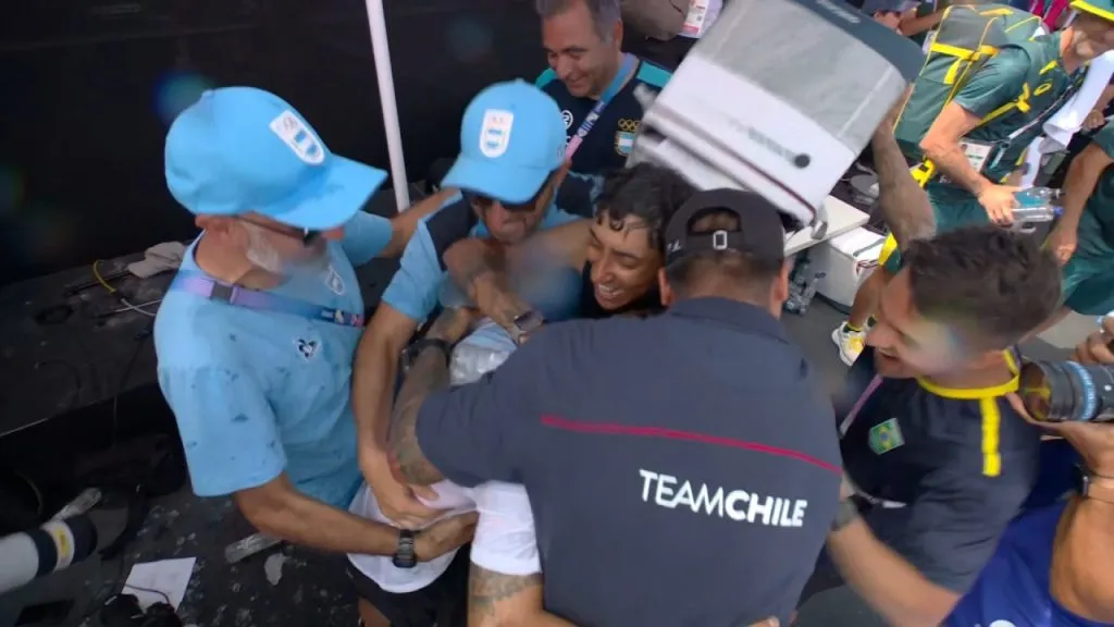 El festejo del ‘Maligno’ Torres con delegaciones de Chile y Brasil (X).