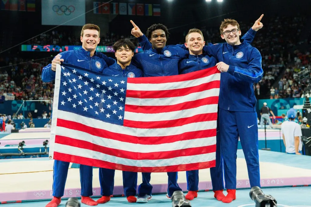 Nedoroscik (derecha), con sus anteojos, en la celebración del bronce para Estados Unidos. IMAGO