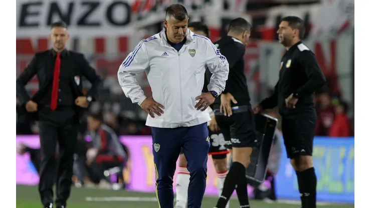 Jorge Almirón y una situación inédita: cuenta con 14 bajas.