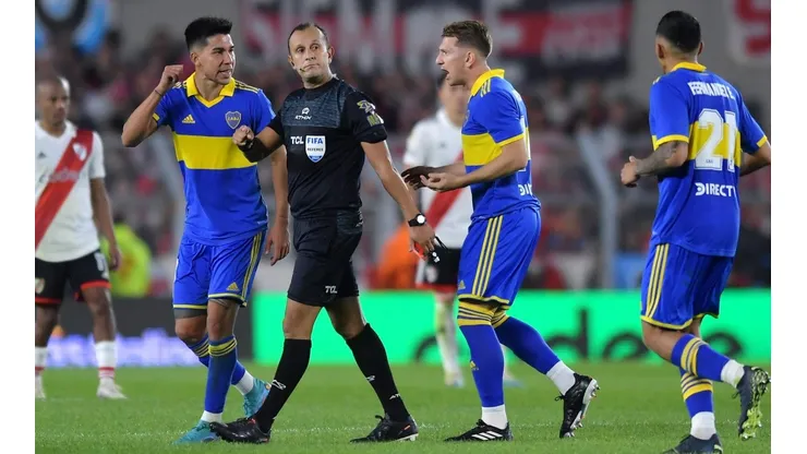 Los jugadores de Boca, disconformes con el arbitraje del Superclásico.
