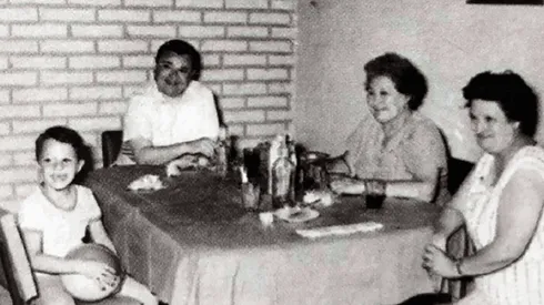 Fito de chico junto a su abuela y la tía.