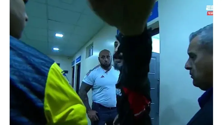 VIDEO | Pinola se enojó y atacó a un camarógrafo en medio del entretiempo