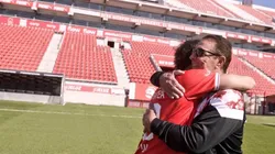 Santi Maratea abrazado a Pepé Santoro, gloria de Independiente.