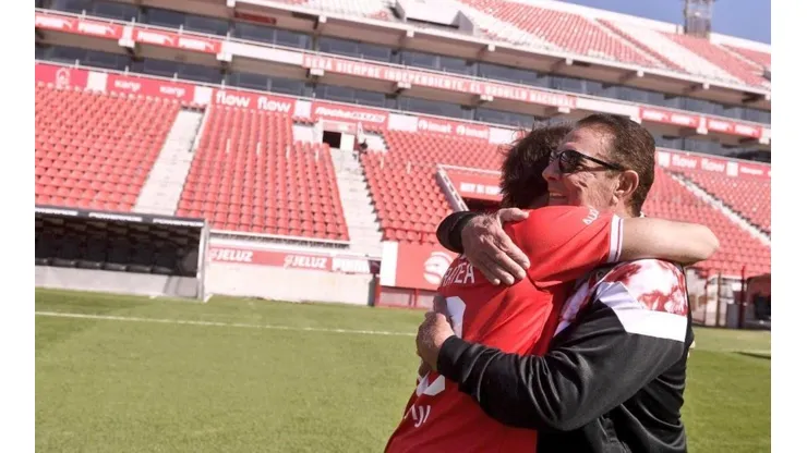 Santi Maratea abrazado a Pepé Santoro, gloria de Independiente.