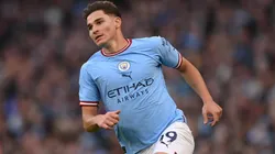 Julián Álvarez con la camiseta de Manchester City.