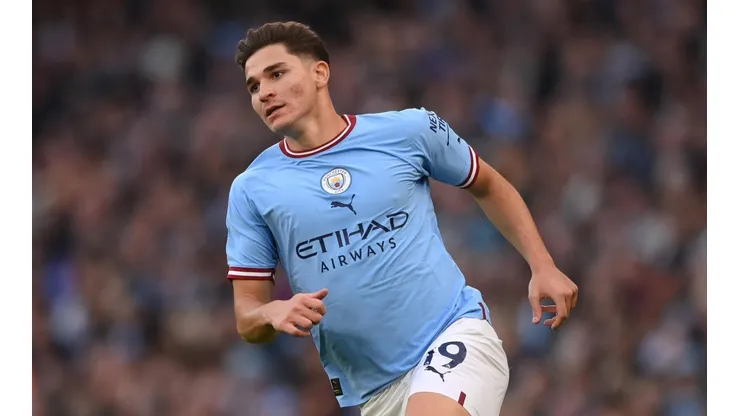 Julián Álvarez con la camiseta de Manchester City.