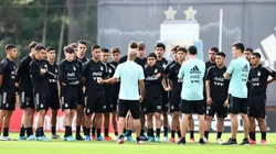 Mascherano dialoga con sus jugadores