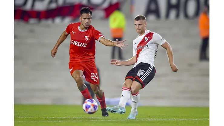 BUENOS AIRES, ARGENTINA - APRIL 23: Lucas Beltran of River Plate competes for the ball with Sergio Barreto of Independiente during a Liga Profesional 2023 match between River Plate and Independiente at Estadio Mas Monumental Antonio Vespucio Liberti on April 23, 2023 in Buenos Aires, Argentina. (Photo by Marcelo Endelli/Getty Images)