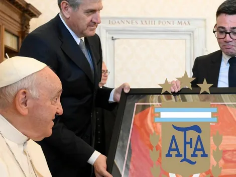 El Papa Francisco recibió el regalo de un campeón del mundo con Argentina