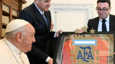 El Papa Francisco recibió el regalo de un campeón del mundo con Argentina