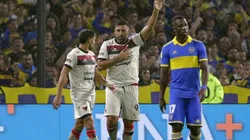 Ábila celebrando un gol contra Boca en la Bombonera.