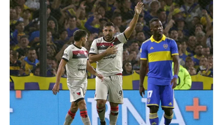 Ábila celebrando un gol contra Boca en la Bombonera.