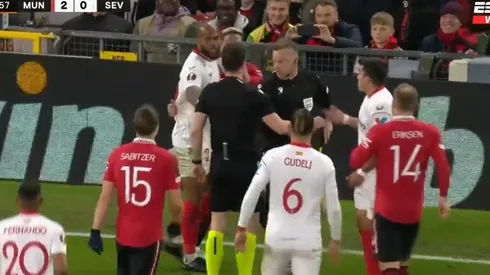 VIDEO | Lo tuvieron que frenar: el Huevo Acuña estuvo cerca de las piñas con Antony