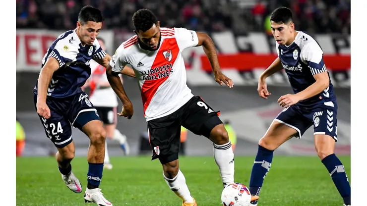 River y Gimnasia se enfrentan por la Liga Profesional 2023.