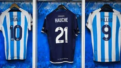 Los jugadores de Racing tienen los números cambiados en sus camisetas.