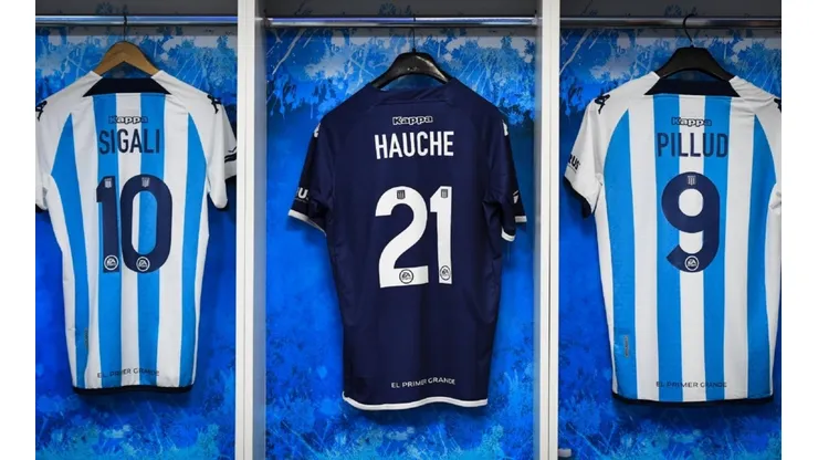 Los jugadores de Racing tienen los números cambiados en sus camisetas.