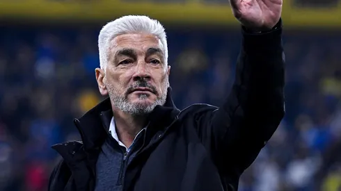 Omar De Felippe se acerca como nuevo entrenador de Independiente.