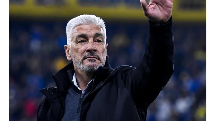 Omar De Felippe se acerca como nuevo entrenador de Independiente.