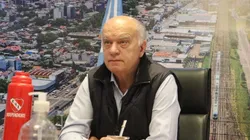 Fue viral: la insólita foto del presidente de Independiente ¡con una camiseta de Racing!