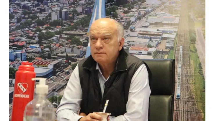 Fue viral: la insólita foto del presidente de Independiente ¡con una camiseta de Racing!