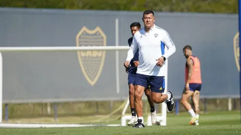 Almirón dirigiendo su primer entrenamiento en Boca.