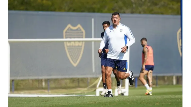 Almirón dirigiendo su primer entrenamiento en Boca.