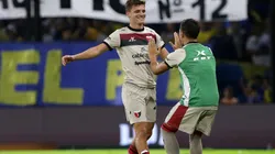 Teuten celebrando su gol a Boca.