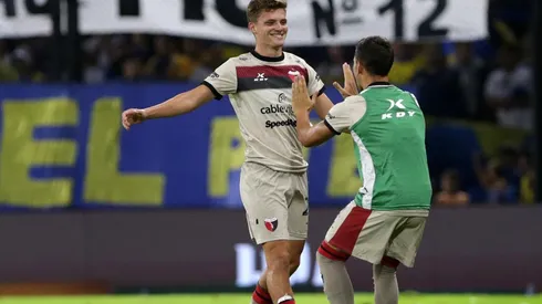 Teuten celebrando su gol a Boca.