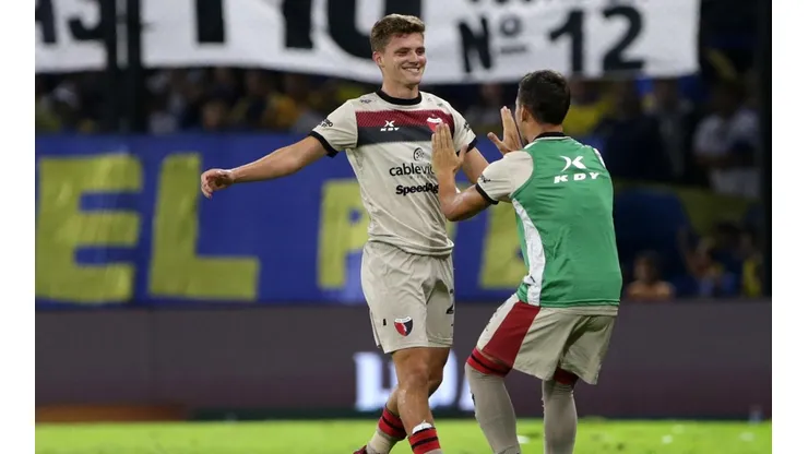 Teuten celebrando su gol a Boca.