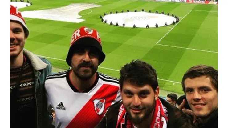 Teuten alentando a River en Madrid.