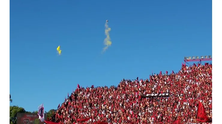 Los colores de Central en el estadio de Newell's.