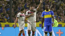 Ramón Ábila celebrando el 1-0 parcial de Colón.