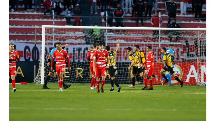 River tropezó en su debut en la Copa Libertadores.