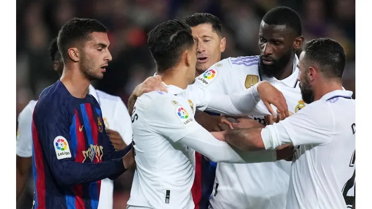 Barcelona y Real Madrid se enfrentan por la Copa del Rey.