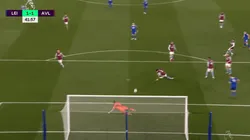 Emiliano Martínez, a puro reflejo.