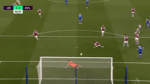 Emiliano Martínez, a puro reflejo.