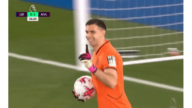La reacción de Martínez tras atajar el tiro libre.