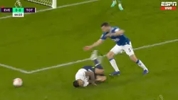 Cuti Romero, tendido en el verde césped.